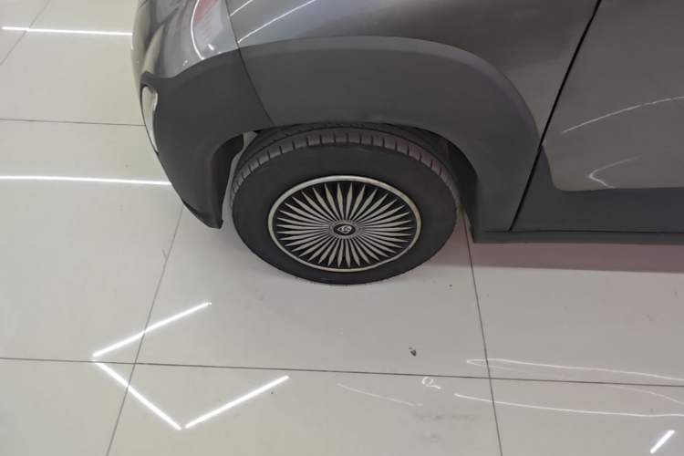 Used Baojun E100 2019 250KM Smart Drive Edition Left Front Wheel Hub