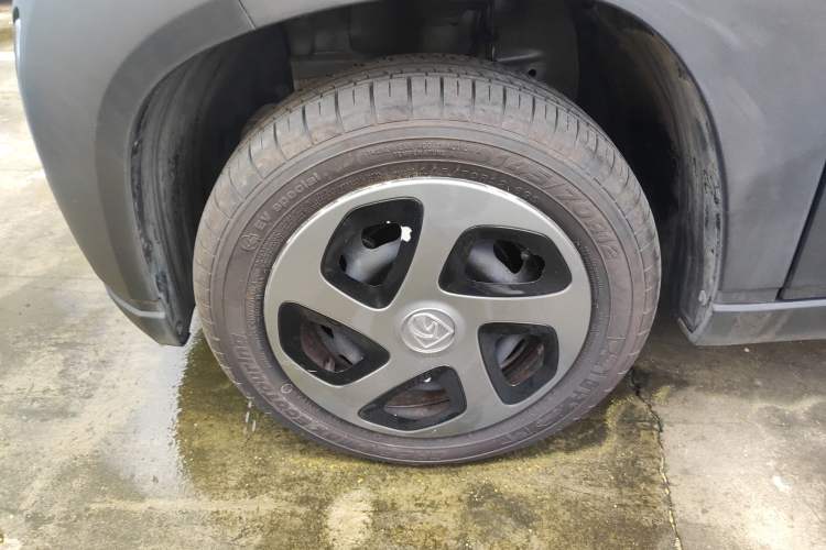 Used Baojun E100 2019 250KM Smart Drive Edition Left Front Wheel Hub