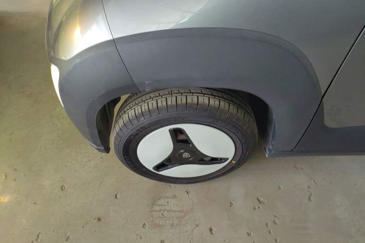 Used Baojun E100 2019 250KM Smart Drive Edition Left Front Wheel Hub