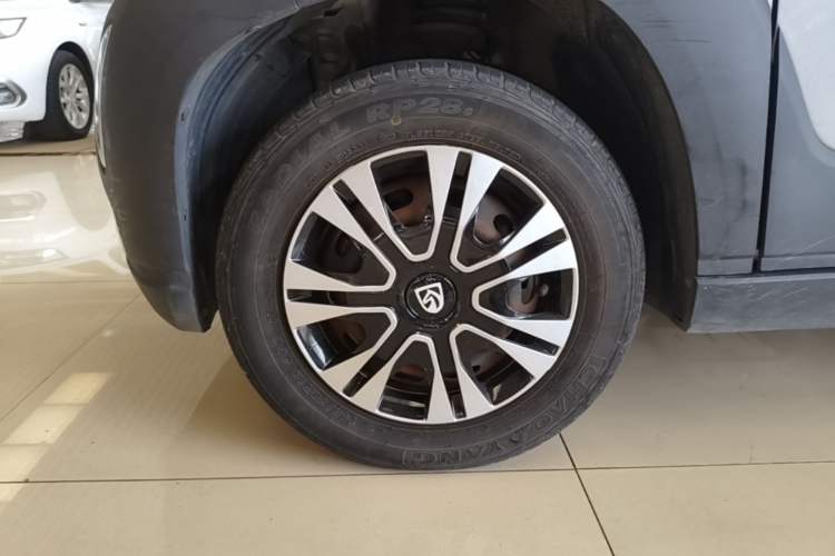 Used Baojun E100 2019 250KM Smart Drive Edition Left Front Wheel Hub