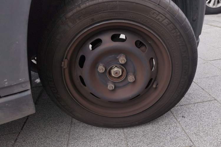 Used Baojun E100 2019 250KM Smart Drive Edition Right Front Wheel Hub