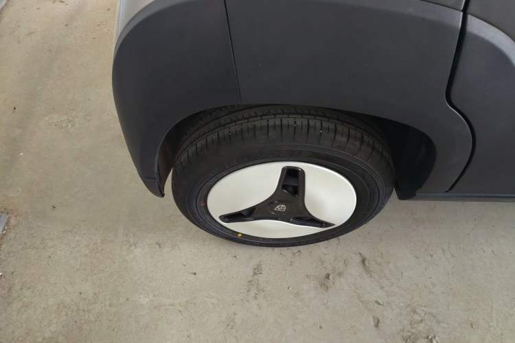 Used Baojun E100 2019 250KM Smart Drive Edition Right Rear Wheel Hub