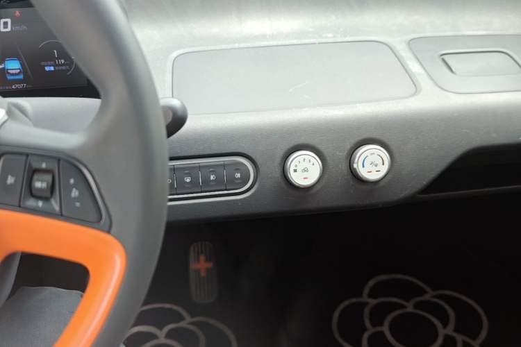 Used Baojun E100 2019 250KM Smart Drive Edition Audio And AC Panel