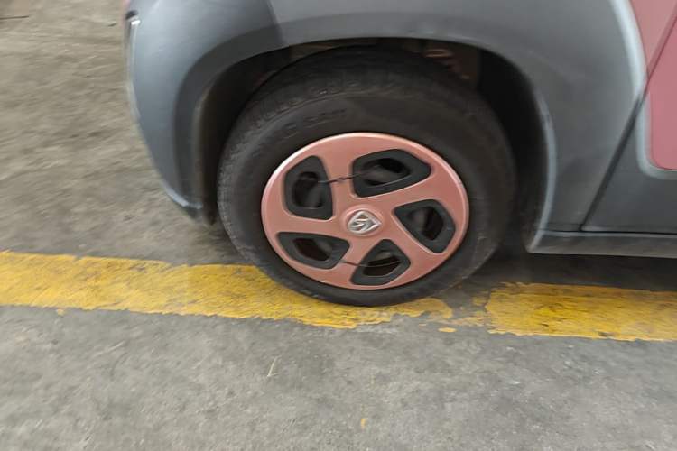 Used Baojun E100 2019 250KM Smart Drive Edition Left Front Wheel Hub