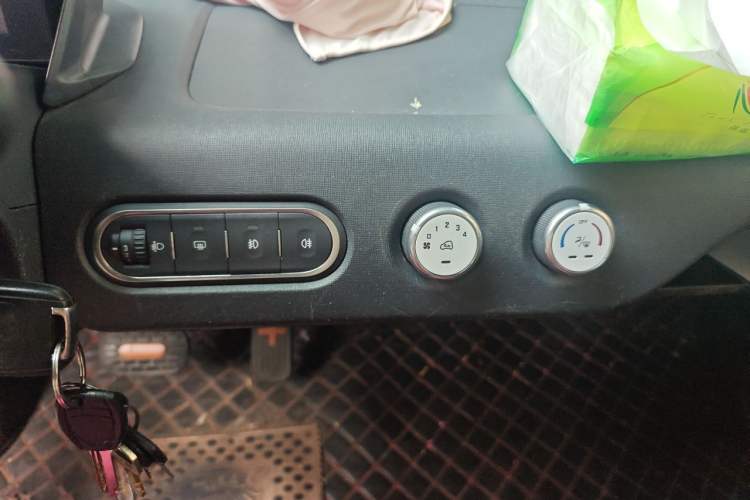 Used Baojun E100 2019 250KM Smart Drive Edition Audio And AC Panel