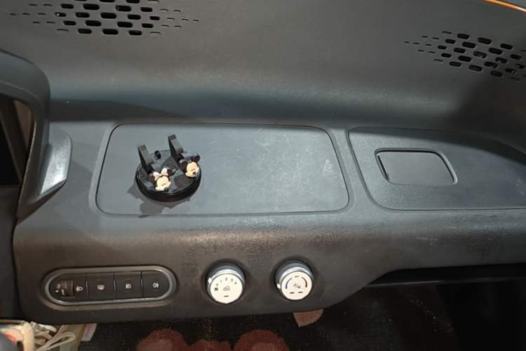 Used Baojun E100 2019 250KM Smart Drive Edition Audio And AC Panel