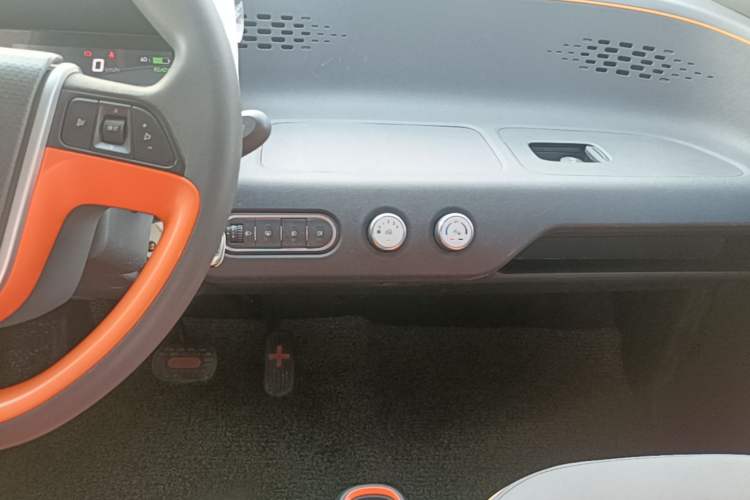 Used Baojun E100 2019 250KM Smart Drive Edition Audio And AC Panel