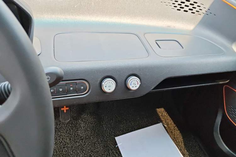 Used Baojun E100 2019 250KM Smart Drive Edition Audio And AC Panel