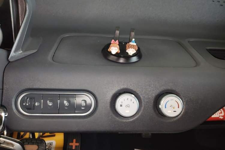 Used Baojun E100 2019 250KM Smart Drive Edition Audio And AC Panel