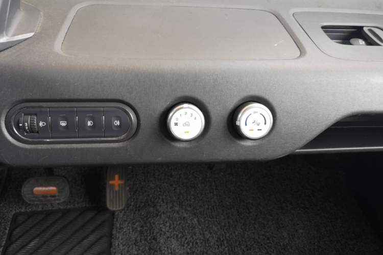 Used Baojun E100 2019 250KM Smart Drive Edition Audio And AC Panel