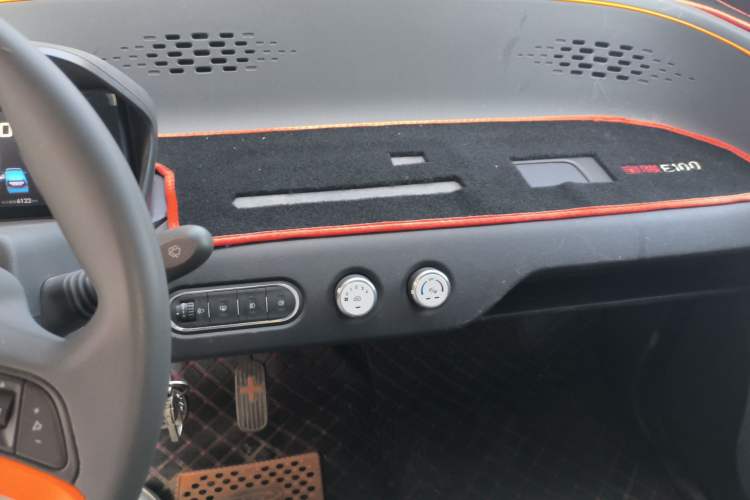 Used Baojun E100 2019 250KM Smart Drive Edition Audio And AC Panel