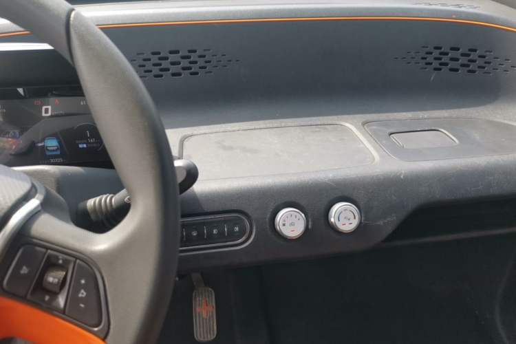Used Baojun E100 2019 250KM Smart Drive Edition Audio And AC Panel