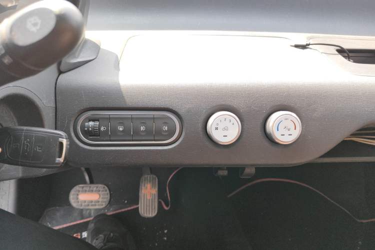 Used Baojun E100 2019 250KM Smart Drive Edition Audio And AC Panel