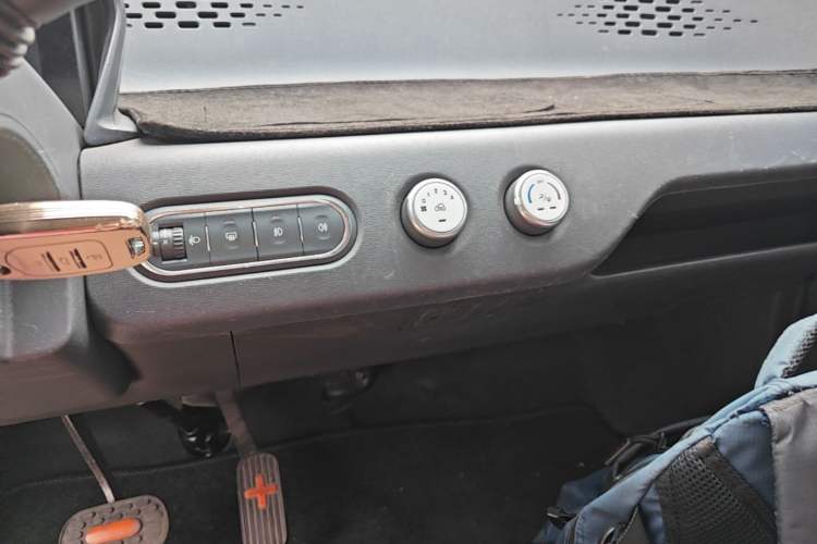 Used Baojun E100 2019 250KM Smart Drive Edition Audio And AC Panel