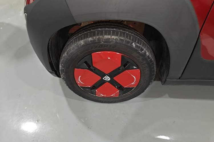 Used Baojun E100 2019 250KM Smart Drive Edition Left Front Wheel Hub