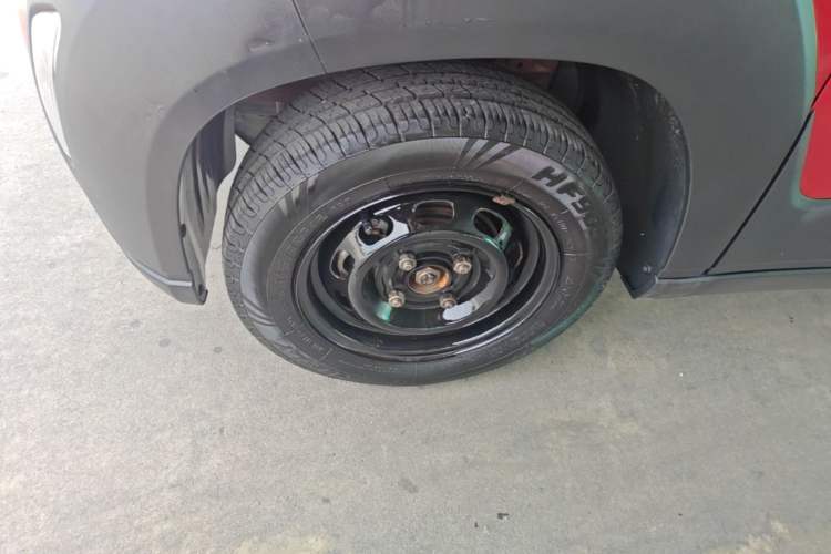 Used Baojun E100 2019 250KM Smart Drive Edition Left Front Wheel Hub