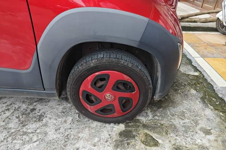 Used Baojun E100 2019 250KM Smart Drive Edition Right Front Wheel Hub