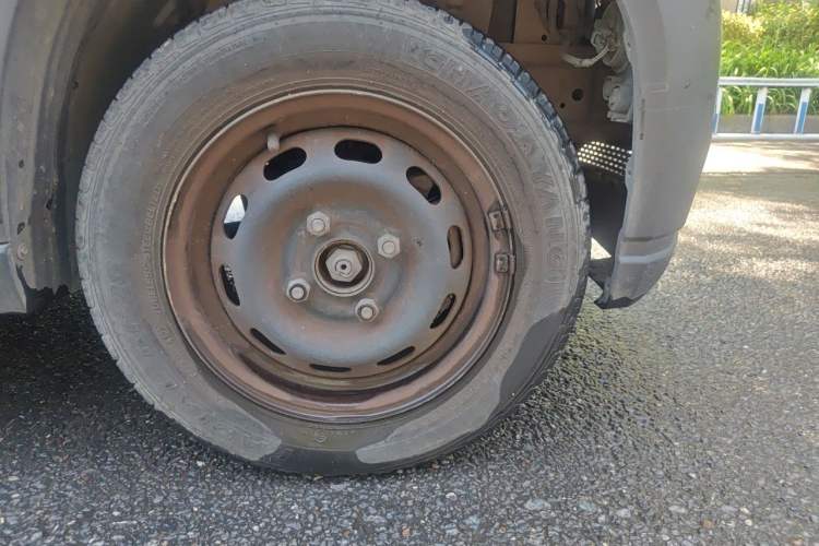 Used Baojun E100 2019 250KM Smart Drive Edition Right Front Wheel Hub
