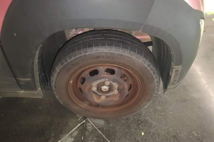 Used Baojun E100 2019 250KM Smart Drive Edition Right Front Wheel Hub