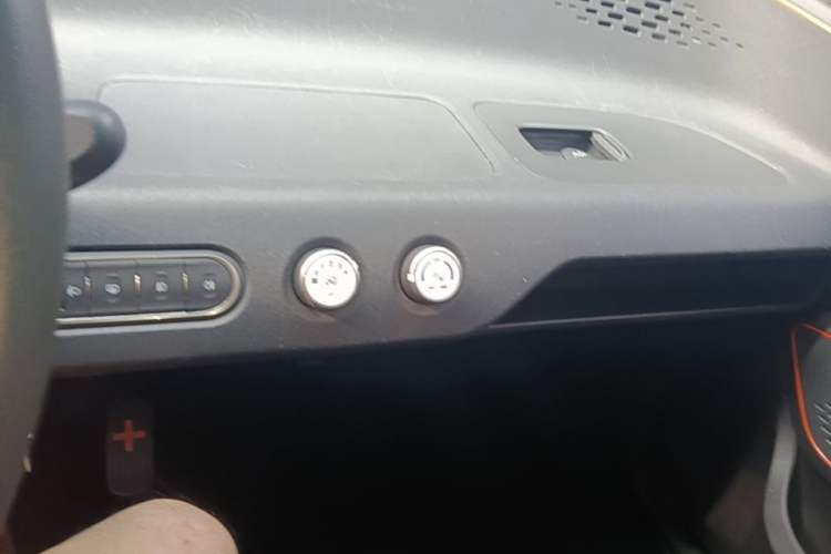Used Baojun E100 2019 250KM Smart Drive Edition Audio And AC Panel
