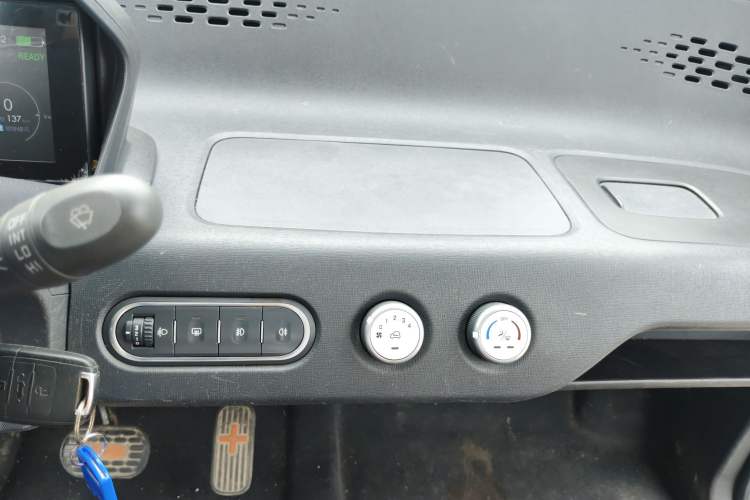 Used Baojun E100 2019 250KM Smart Drive Edition Audio And AC Panel