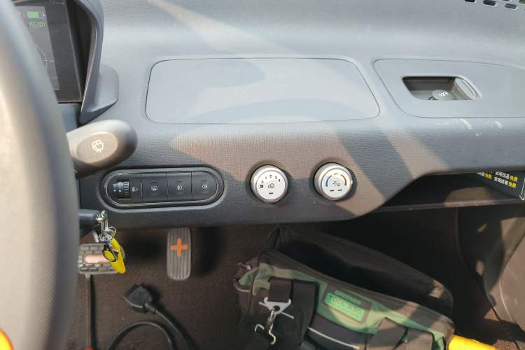 Used Baojun E100 2019 250KM Smart Drive Edition Audio And AC Panel