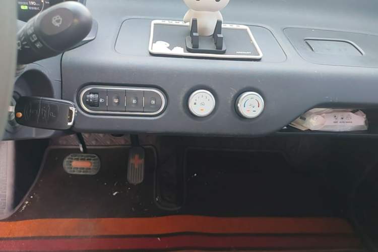 Used Baojun E100 2019 250KM Smart Drive Edition Audio And AC Panel