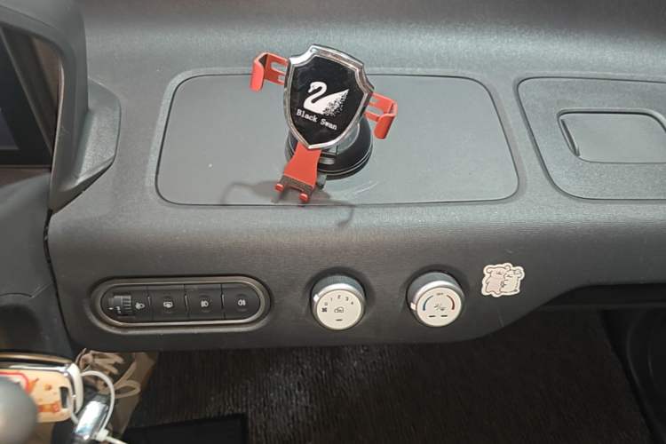 Used Baojun E100 2019 250KM Smart Drive Edition Audio And AC Panel