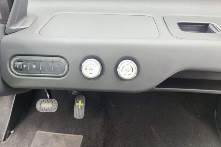Used Baojun E100 2019 250KM Smart Drive Edition Audio And AC Panel