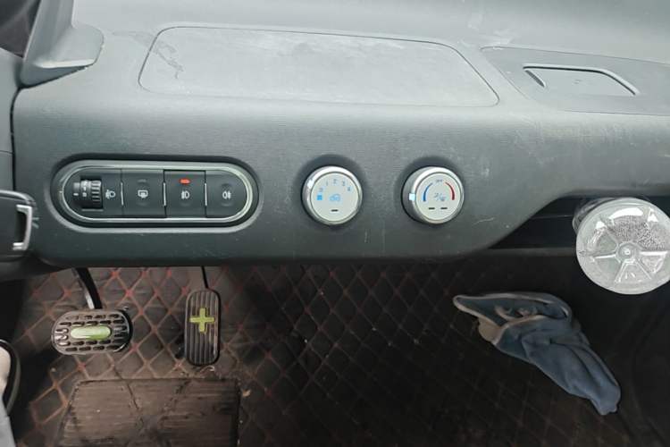 Used Baojun E100 2019 250KM Smart Drive Edition Audio And AC Panel