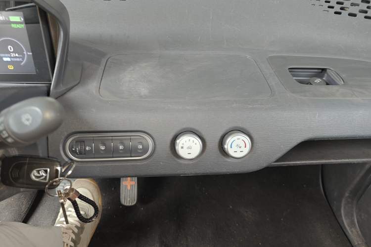 Used Baojun E100 2019 250KM Smart Drive Edition Audio And AC Panel