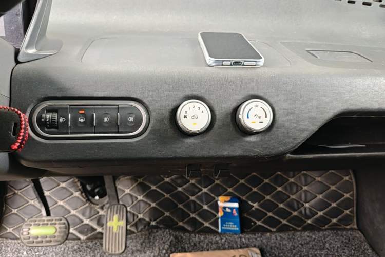 Used Baojun E100 2019 250KM Smart Drive Edition Audio And AC Panel
