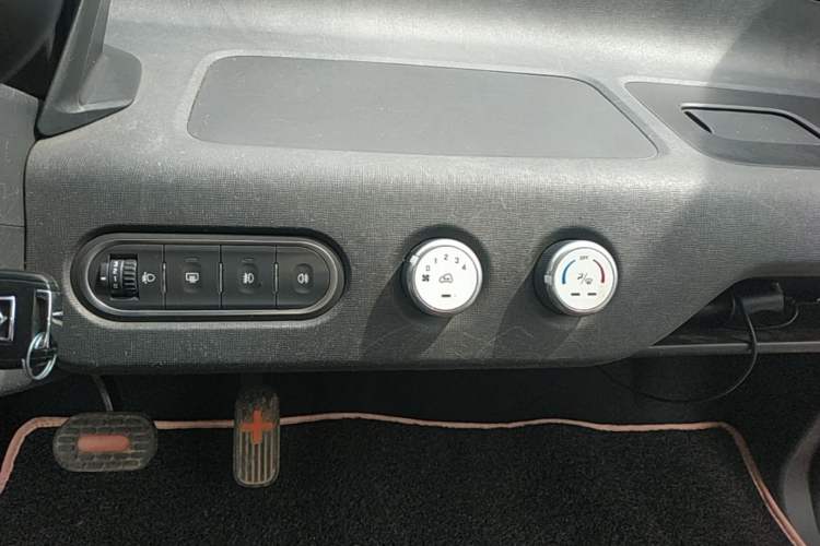 Used Baojun E100 2019 250KM Smart Drive Edition Audio And AC Panel