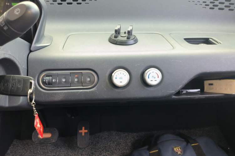 Used Baojun E100 2019 250KM Smart Drive Edition Audio And AC Panel