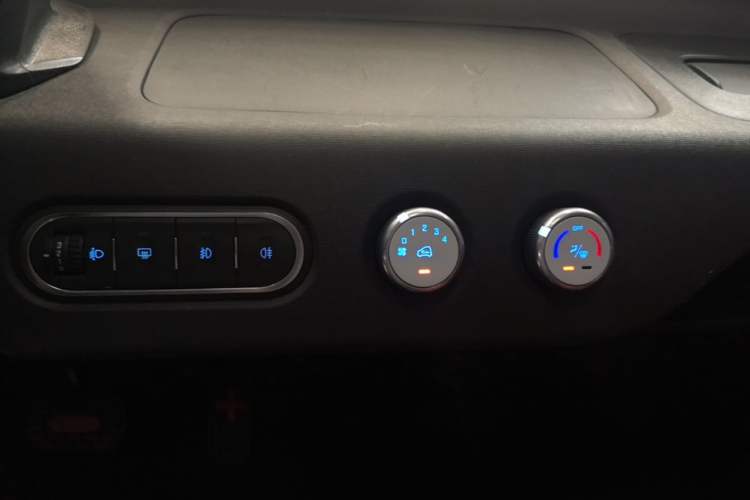 Used Baojun E100 2019 250KM Smart Drive Edition Audio And AC Panel