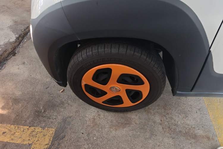 Used Baojun E100 2019 250KM Smart Drive Edition Left Front Wheel Hub