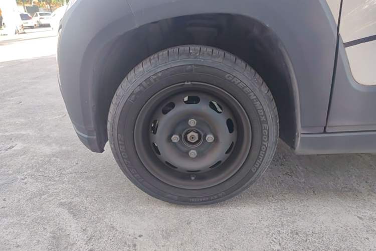 Used Baojun E100 2019 250KM Smart Drive Edition Left Front Wheel Hub