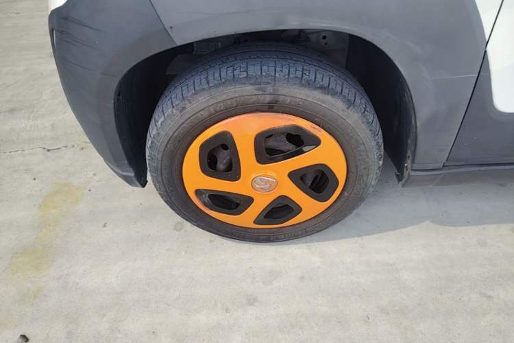 Used Baojun E100 2019 250KM Smart Drive Edition Left Front Wheel Hub