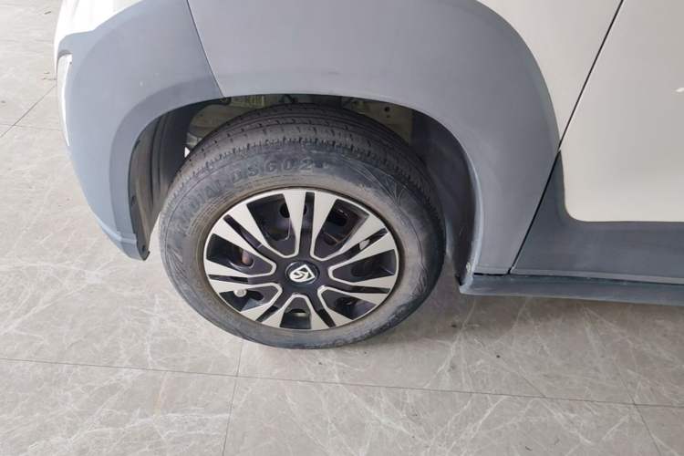 Used Baojun E100 2019 250KM Smart Drive Edition Left Front Wheel Hub