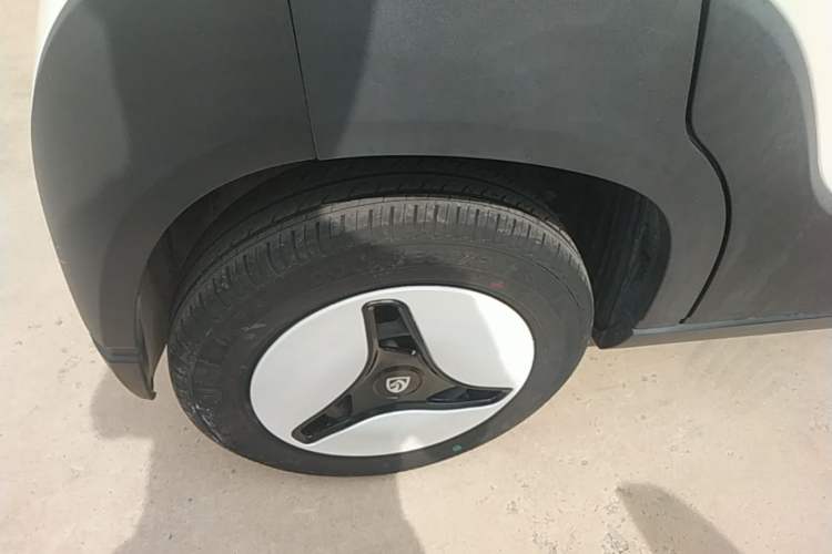 Used Baojun E100 2019 250KM Smart Drive Edition Right Rear Wheel Hub