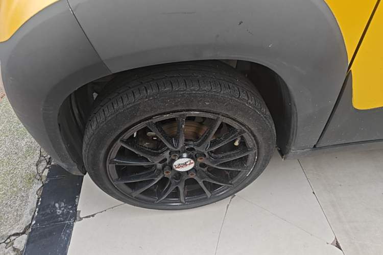 Used Baojun E100 2019 250KM Smart Drive Edition Left Front Wheel Hub