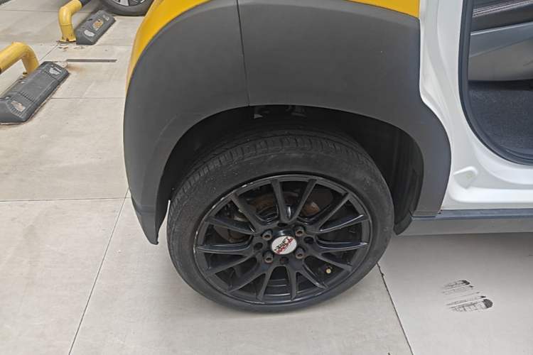 Used Baojun E100 2019 250KM Smart Drive Edition Right Rear Wheel Hub