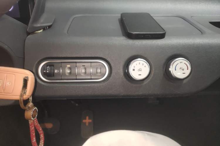 Used Baojun E100 2020 305KM Smart Drive Version Audio And AC Panel