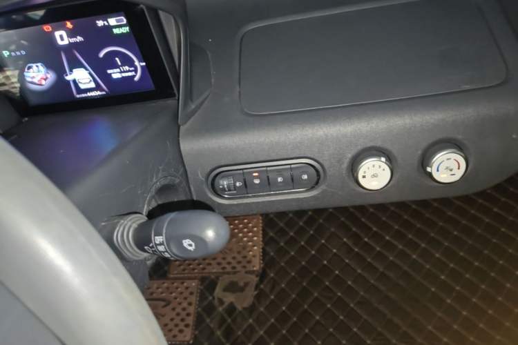 Used Baojun E100 2020 305KM Smart Drive Version Audio And AC Panel