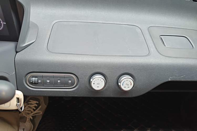 Used Baojun E100 2020 305KM Smart Drive Version Audio And AC Panel