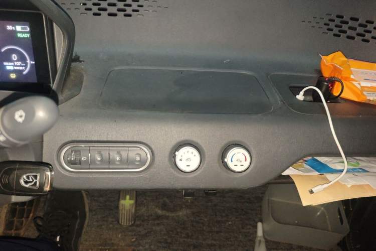 Used Baojun E100 2020 305KM Smart Drive Version Audio And AC Panel