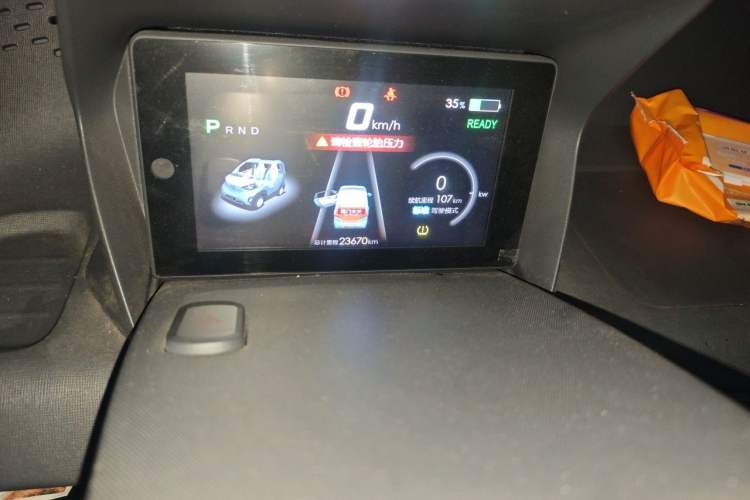 Used Baojun E100 2020 305KM Smart Drive Version Odometer Close Up