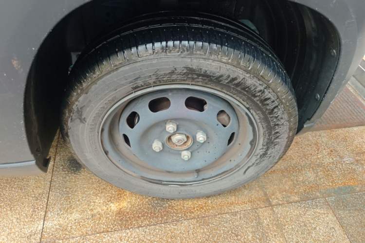 Used Baojun E100 2020 305KM Smart Drive Version Right Front Wheel Hub