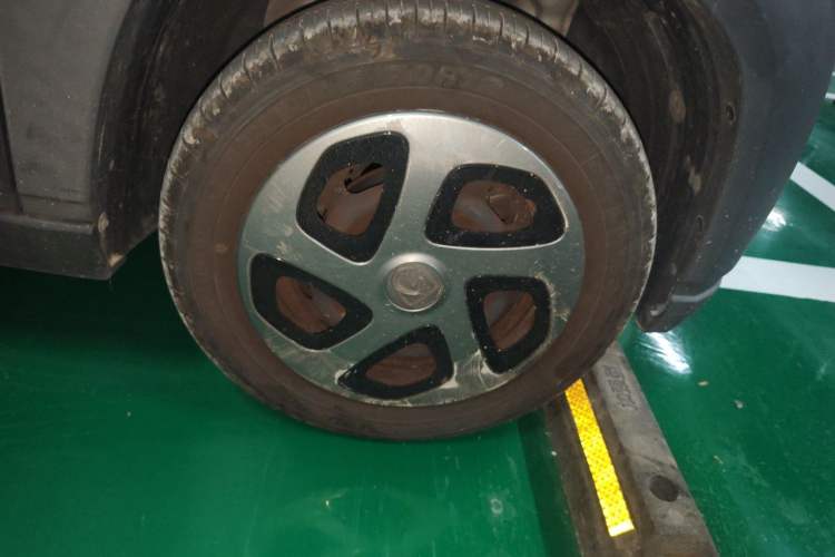 Used Baojun E100 2020 305KM Smart Drive Version Right Front Wheel Hub