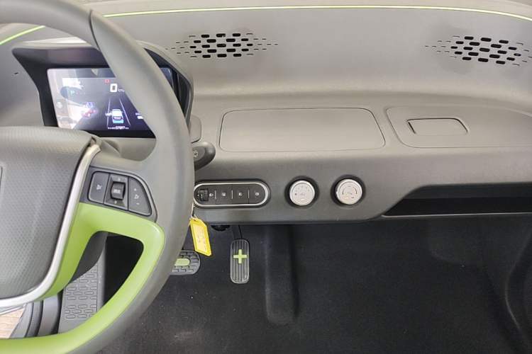 Used Baojun E100 2020 305KM Smart Drive Version Audio And AC Panel